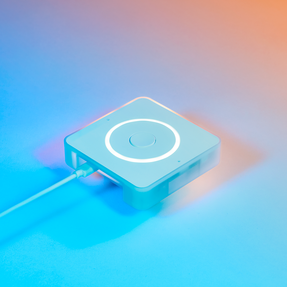 Home Assistant Voice Preview Edition Gerät, blau beleuchtet