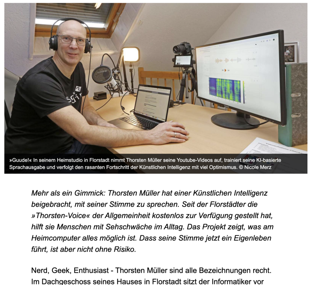 Thorsten Müller mit Daumen hoch, T-Shirt mit der Aufschrift „Scheiß Encoding“
