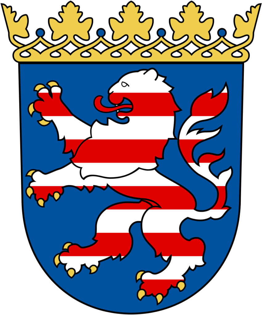 Zeigt das Wappen vom Bundesland Hessen, also einen rot weiß gestreiften Löwen vor blauem Hintergrund.